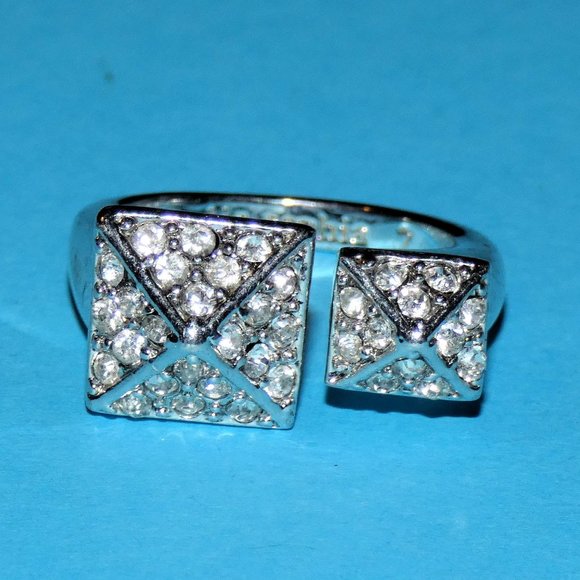 Lia Sophia Ring Rhinestones Silver Tone Triangles Pyramids Size 7 Elegant - Picture 1 of 6